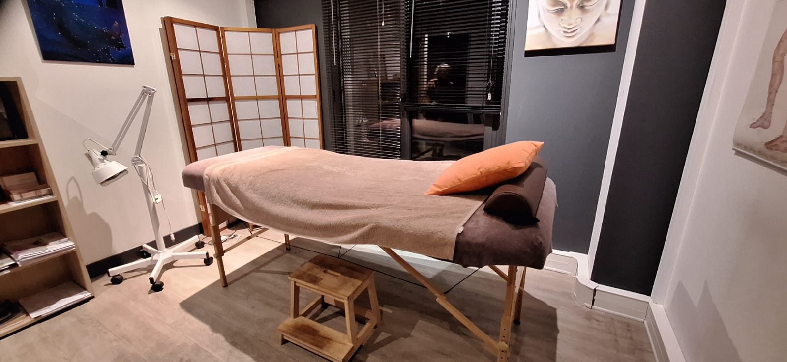 Cabine de massage bien-être à Nantes, ambiance zen avec paravent japonais